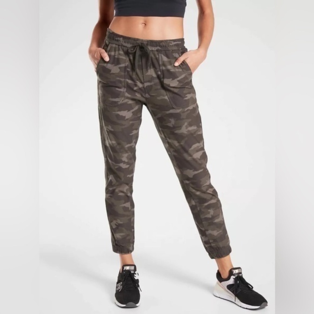 Athleta Camo Print Farallon Joggers Sweatpants Green Black Women’s size 2 XS